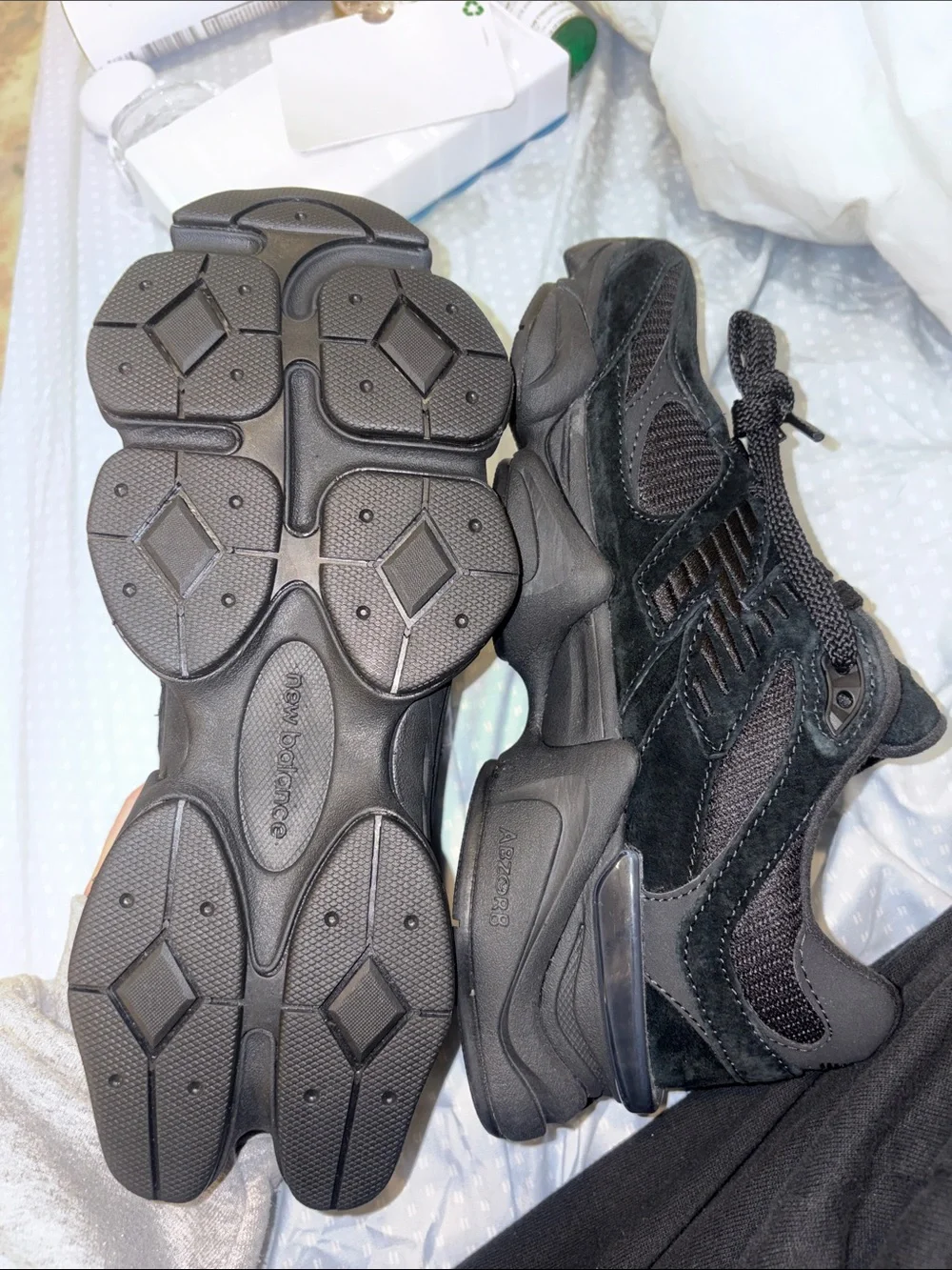 Unisex New Balance 9060(Size 6.5 mens and 8 in womens)
